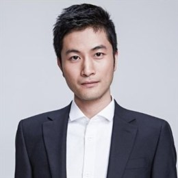 周一(3月3日)，美元指数在亚洲和欧洲交易时段小幅下滑。市场情绪的好转主要源于欧洲领导者对俄乌局势的积极反应，乌克兰总统泽连斯基与其他欧洲国家的领导人在周日表示支持推动和平协议的达成，这一进展减少了市场的避险情绪。然而，此计划仍依赖于美国的支持，市场对此仍持谨慎态度。